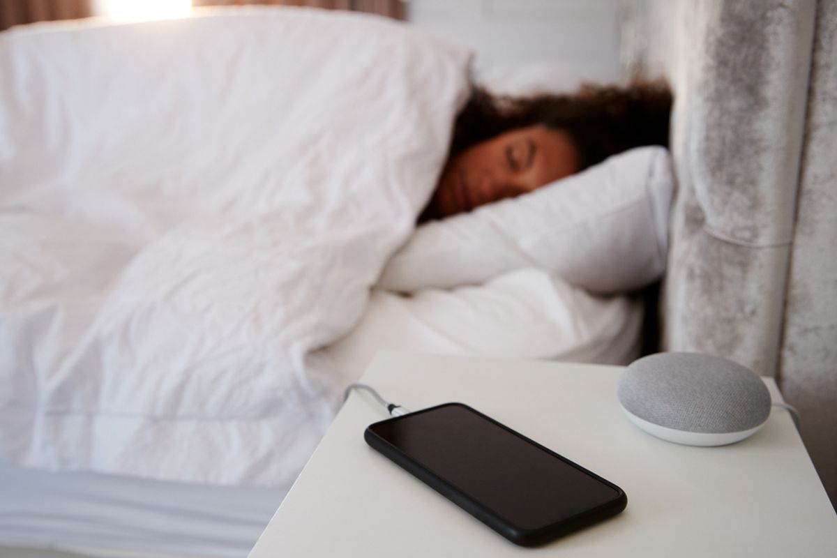 Ilustrasi tidur di samping ponsel/handphone, Ilustrasi mengisi daya ponsel di meja samping tempat tidur. 