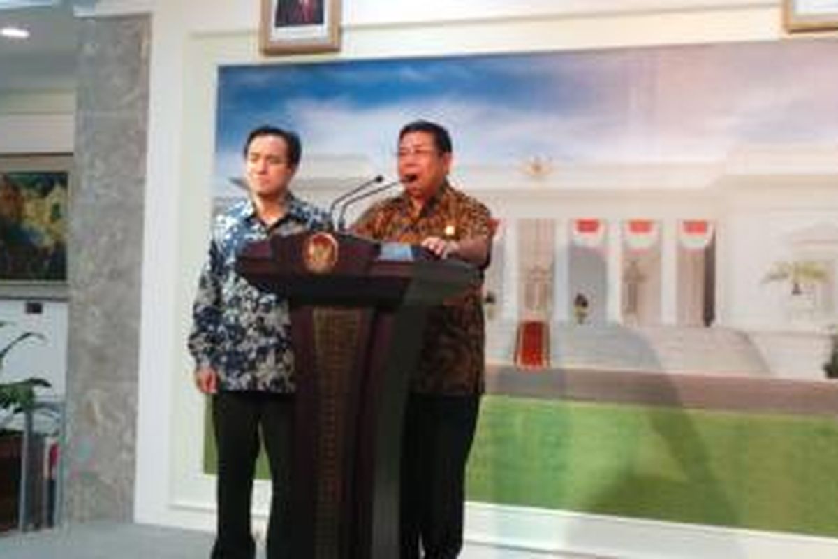 Mensesneg Sudi Silalahi bersama juru bicara kepresidenan, Julian Pasha, Sabtu (1/2/2014)