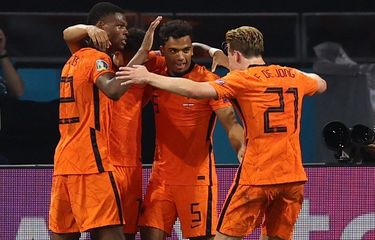 Para pemain Timnas Belanda merayakan gol Denzel Dumfries kontra Austria pada laga Grup C Euro 2020 di Johan Cruyff Arena, Jumat (17/6/2021) dini hari WIB.