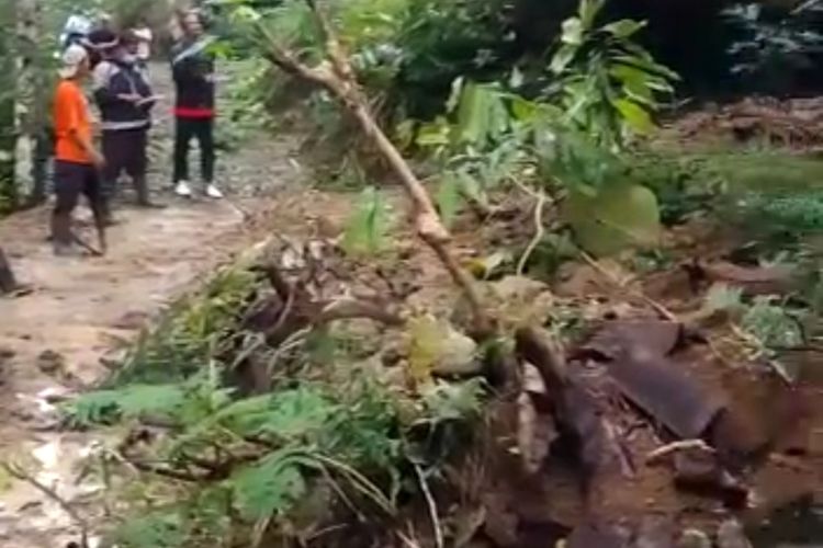 Rumah warga rusak akibat diterjang tanah longsor di Pedukuhan Keweron, Kalurahan Sidoharjo, Kapanewon Samigaluh, Kabupaten Kulon Progo, Daerah Istimewa Yogyakarta. Tanah longsor juga menutup akses jalan warga.