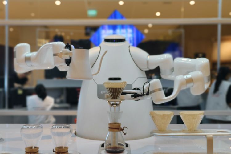 Robot pembuat kopi di Wonderlab, mal Grand Indonesia, Jakarta Pusat, Selasa (25/6/2024). 