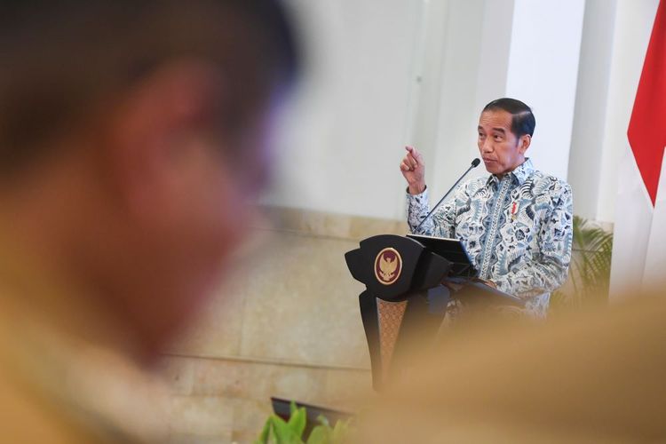 Presiden Joko Widodo memberikan arahan kepada penjabat kepala daerah se-Indonesia di Istana Negara, Jakarta, senin (30/10/2023). Dalam arahannya Presiden meminta penjabat kepala daerah dapat mengendalikan inflasi di daerah, menjaga iklim investasi, mengalokasikan dana untuk bantuan sosial, dan menjaga netralitas ASN pada Pemilu 2024. ANTARA FOTO/Hafidz Mubarak A/Spt.