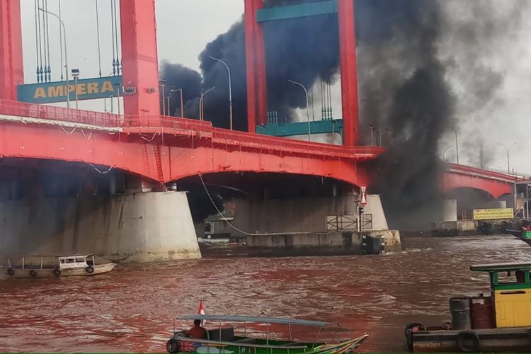 Kapal tongkang Jasa Mulya tiba-tiba meledak di Sungai Musi, Palembang, Sumatera Selatan, Kamis (20/12/2018). Akibat kejadian ini, tujuh orang mengalami luka bakar.