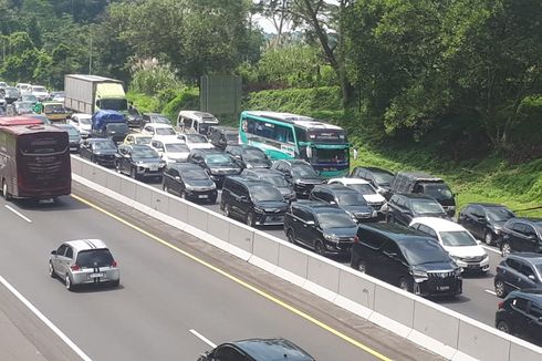 Jalan Tol Mulai Dipadati Kendaraan, Puncak Mudik Diperkirakan Malam Ini