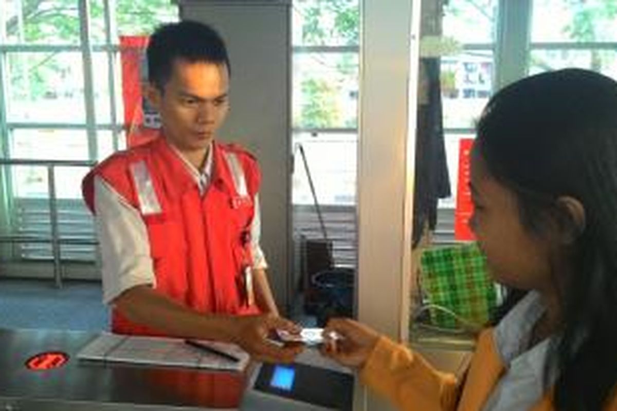 Seorang siswa menggunakan layanan transjakarta gratis dengan menunjukkan kartu pelajar dan Kartu Jakarta Pintar (KJP) kepada petugas di Stasiun Manggarai, Senin (24/8/2015).