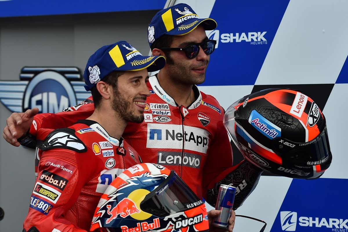 Duo pebalap tim Ducati, Andrea Dovizioso (kiri) dan Danilo Petrucci (kanan), pada MotoGP Le Mans, 19 Mei 2019.