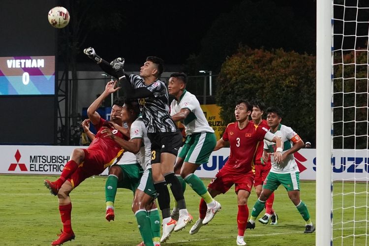 Kiper Timnas Indonesia, Nadeo Argawinata, menepis bola dalam pertandingan Piala AFF 2020 antara Indonesia vs Vietnam di Stadion Bishan, Singapura, Rabu (15/12/2021). 