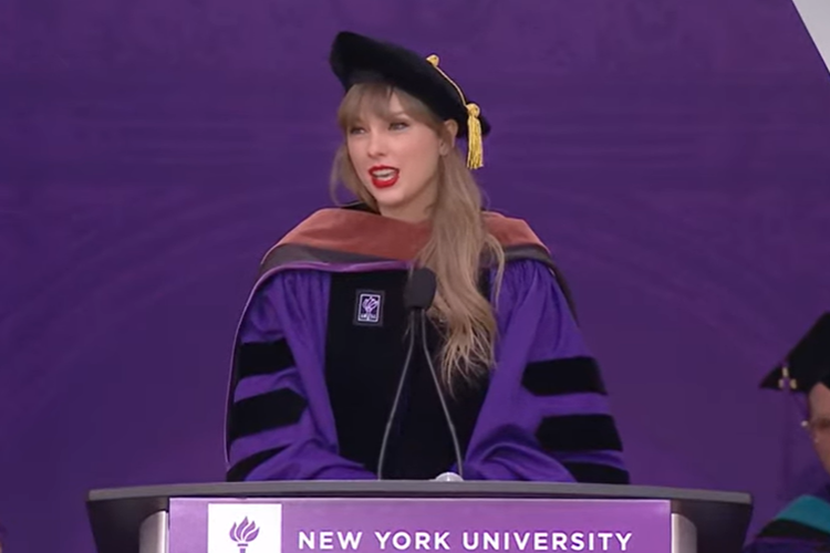 Taylor Swift terima gelar Doktor dari New York University