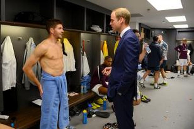 Kapten tim nasional sepak bola Inggris, Steven Gerrard (kiri), berbicara dengan Prince William, Duke of Cambridge, di ruang ganti setelah pertandingan persahabatan melawan Peru di Wembley Stadium, London, Jumat (30/5/2014).