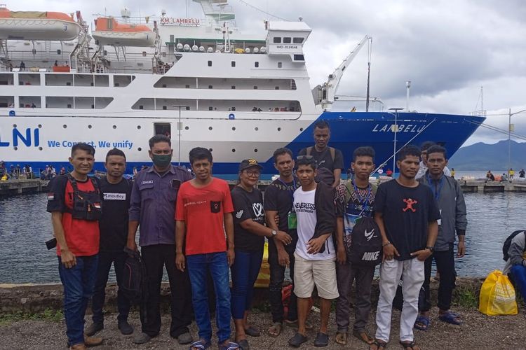 Belasan pekerja migran yang dideportasi dari Malaysia tiba di Pelabuhan Laut Larantuka, Kabupaten Flores Timur pada Rabu (13/4/2024).