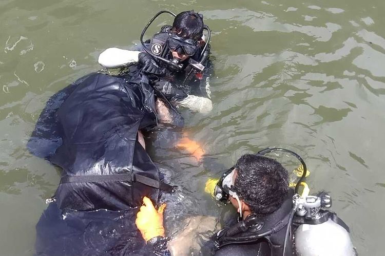 Tim SAR berhasil menemukan satu ABK Blue Dragon 12 yang tenggelam