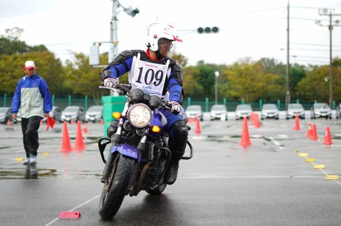 Bahaya, Jangan Turunkan Kaki ala Pebalap MotoGP Saat Naik Motor