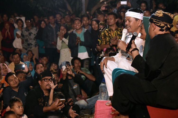 Dedi Mulyadi bersama komedian Sunda Ohang sedang tampil dalam acara seninya bersama warga di Karawang, Kamis (11/1/2018) malam tadi. 