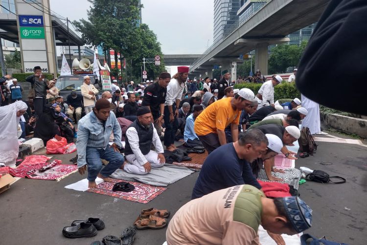 Massa aksi dari Front Persaudaraan Islam (FPI) dan Persaudaraan Alumni (PA) 212 menggelar shalat ashar jamaah di tengah unjuk rasa di depan gedung Kedubes India, Setiabudi, Jakarta Selatan, Jumat (17/6/2022).