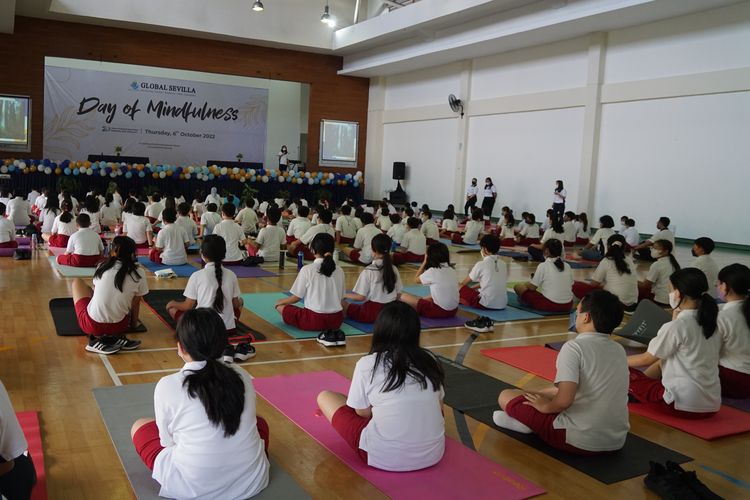 Sebanyak 1.000 lebih siswa jenjang TK sampai SMA Global Sevilla School melakukan kegiatan mindfulness dalam acara Day of Mindfulness pada Kamis, 6 Oktober 2022 sebagai bagian peringatan HUT ke-20.