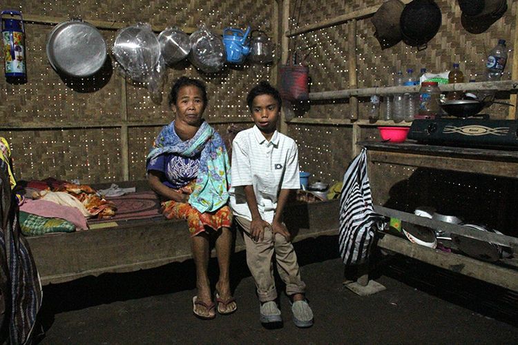 Taufik (kanan), bocah disabilitas penyelamat rombongan turis Malaysia yang menjadi korban longsor di air terjun Tie Kelep, Senaru, Lombok Utara, Nusa Tenggara Barat, bersama neneknya.