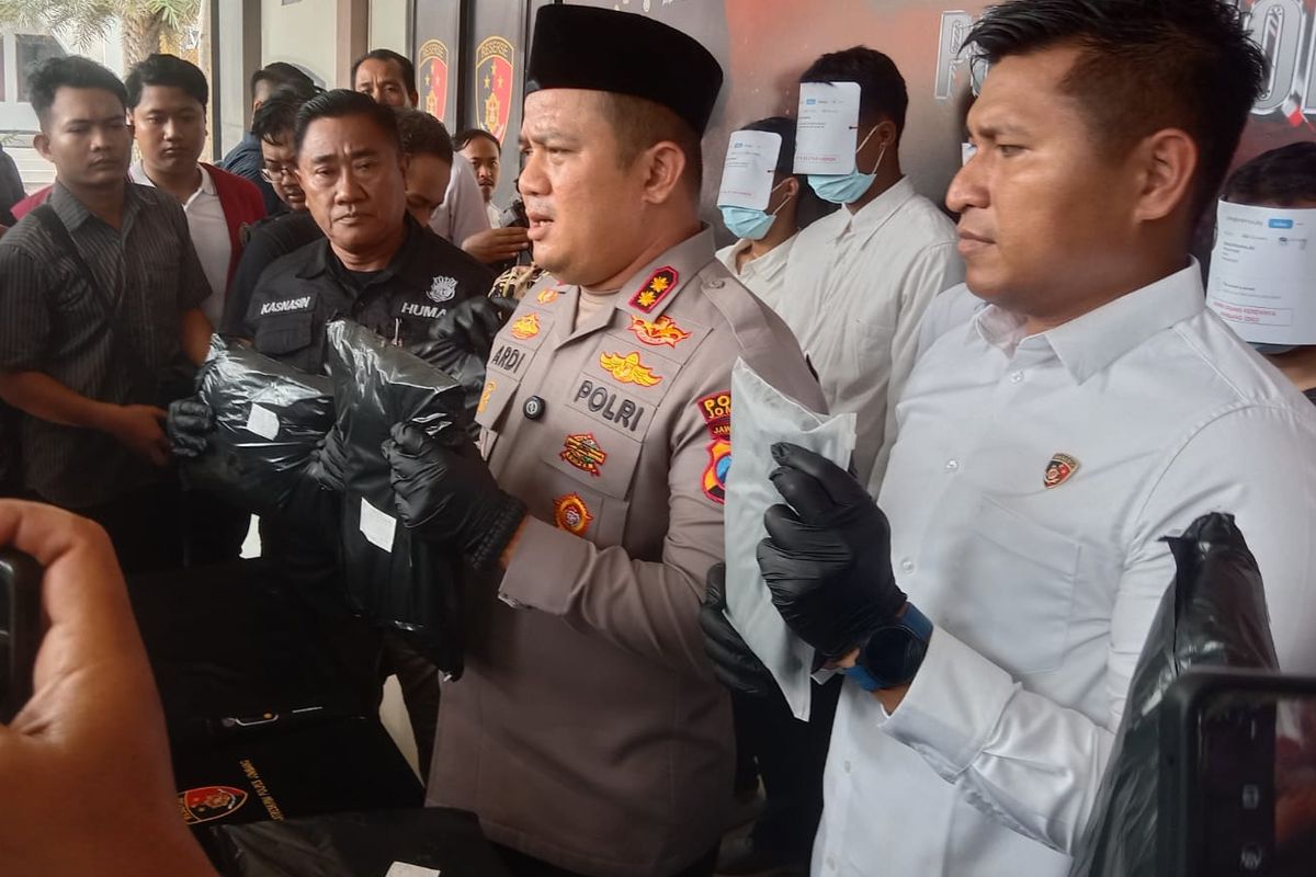 Kapolres Jombang AKBP Ardi Kurniawan, menggelar konferensi pers terkait penangkapan terhadap pemilik akun media sosial pengunggah informasi pemicu keresahan adanya gangguan keamanan, di Kabupaten Jombang, Jawa Timur, Kamis (11/4/2025).