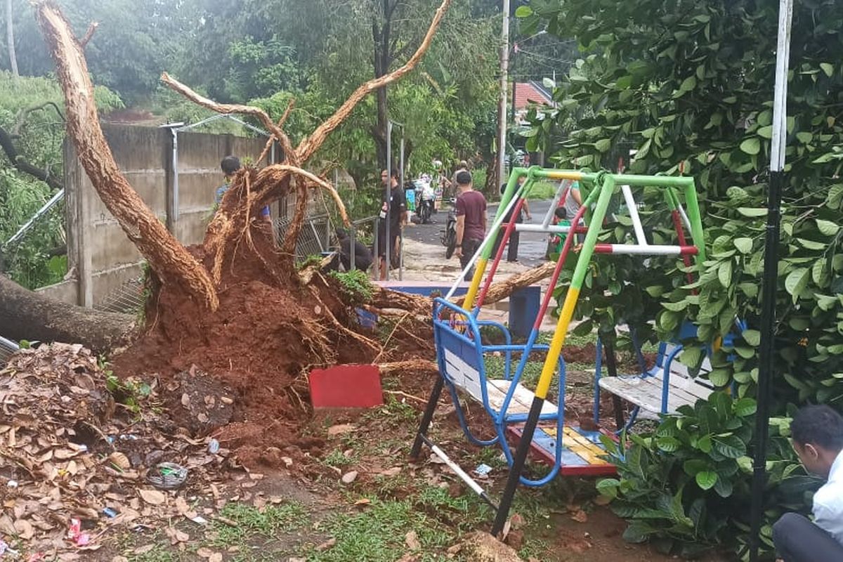 Pohon tumbang di GMM, Kelurahan Jatimulya, Cilodong usai hujan deras disertai angin kencang melanda Kota Depok