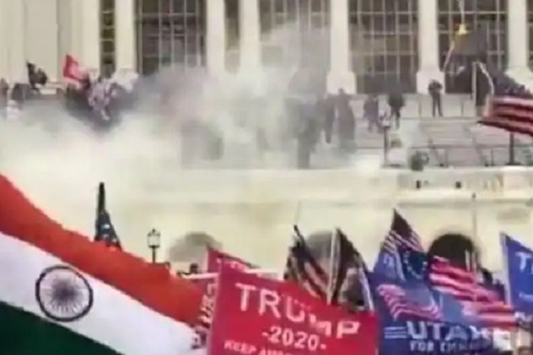 Tangkapan layar dari Twitter memerlihatkan sebuah bendera India dikibarkan dalam demonstrasi pendukung Presiden Donald Trump yang berujung rusuh di Gedung Capitol, Washington DC, Rabu (6/1/2021).