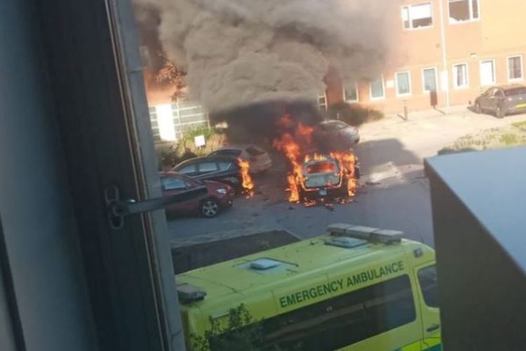 Sebuah foto dari pengunjung Rumah Sakit Wanita Liverpool, Inggris, memperlihatkan sebuah taksi meledak pada Minggu siang (14/11/2021). Satu orang tewas dalam ledakan mobil tersebut, sementara tiga orang ditangkap dan dijerat Undang-undang Terorisme Inggris.