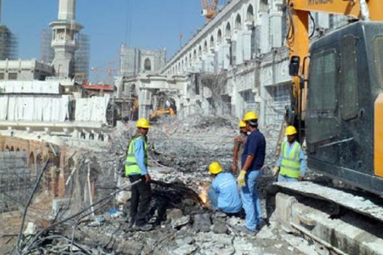 Sejumlah pekerja konstruksi Bin Laden Group memperhatikan kerusakan di situs lokasi pembangunan komersial akibat jatuhnya crane di Mekkah, Arab Saudi, pada 27 Februari 2016.
