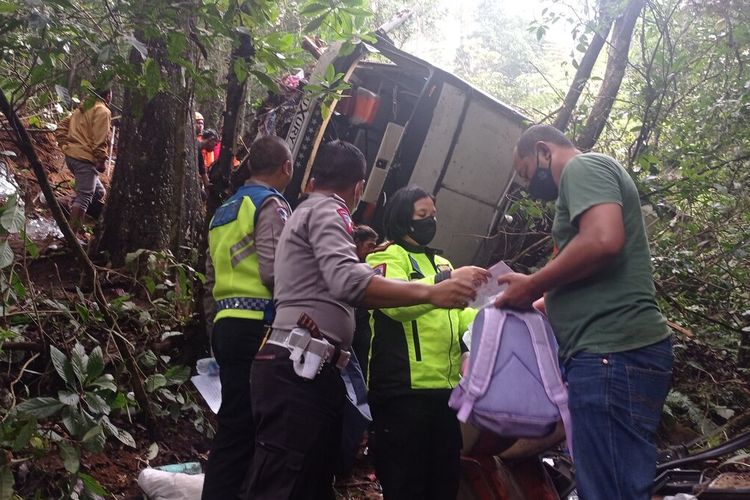 Sebuah bus rombongan wisata dari Kota Semarang masuk jurang sedalam lebih dari 10 meter di jalur maut Sarangan - Tawangmangu. Bus diduga mengalami kerusakan rem sehingga menabrak besi pembatas jalan dan masuk jurang.
