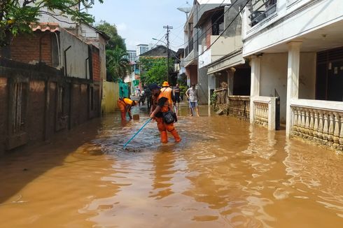 Kali Ciliwung Meluap, 6 RW di Cawang Terendam Banjir hingga 1,8 Meter