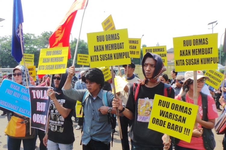 Selitar seratusan massa dari Gerakan Rakyat Tolak RUU Ormas saat menggelar aksi di depan Gedunh MPR/DPR, Jakarta, Selasa (25/6/2013).