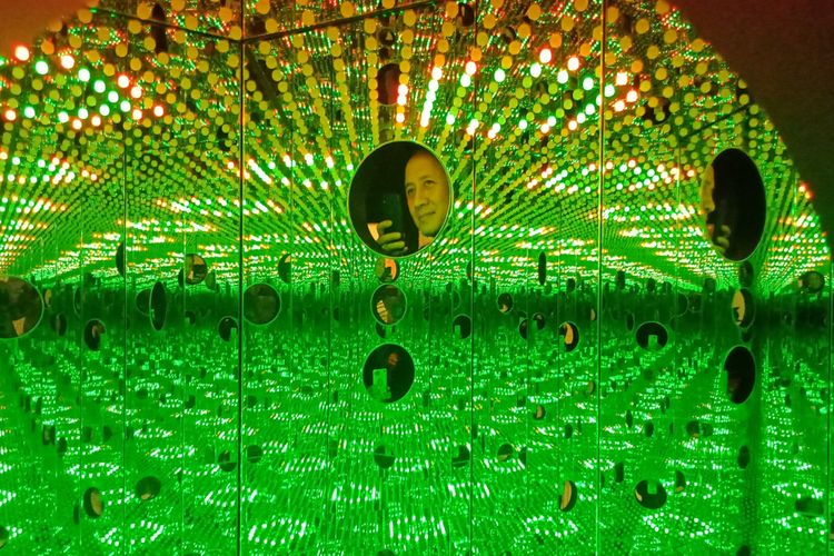 Kepala Badan Ekonomi Kreatif Triawan Munaf saat berfoto di salah satu instalasi karya seniman Yayoi Kusama di Museum Macan, Selasa (8/5/2018).