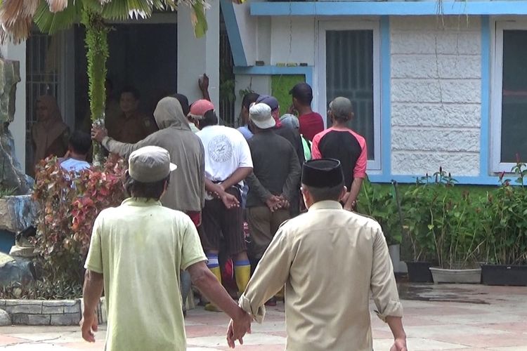 Puluhan tenaga kebersihan Dinas Lingkungan Hidup (DLH) Kota Palopo, Sulawesi Selatan, mogok kerja. Mereka menuntut pembayaran upah mereka karena belum terbayarkan untuk bulan September, Selasa (7/10/2025)