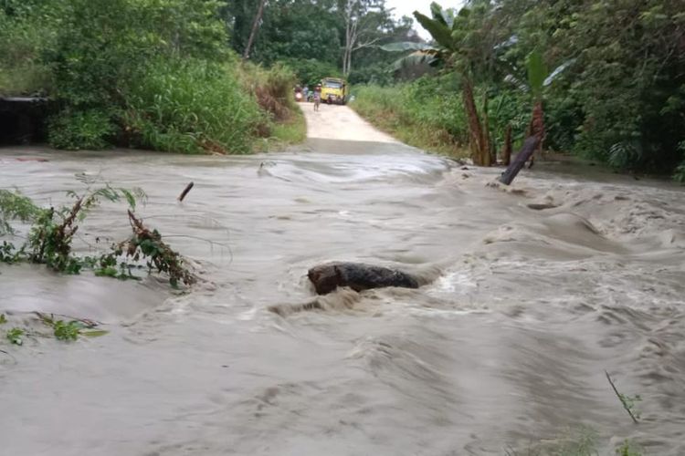 Nampak air yang meluap dan naik di Kampung Suskun, Distrik Arso Timur, Kabupaten Keerom, Papua, Sabtu (22/10/2022).