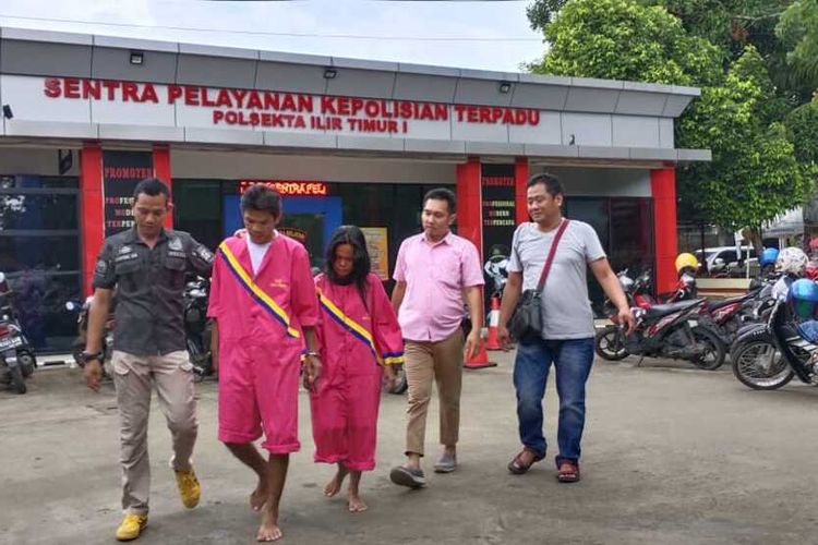 Meriansyah (33) dan suaminya Nopi Heriyadi (40) saat digiring ke Polsek Ilir Timur I Palembang, lantaran kedapatan telah membawa satu paket sabu yang diselipkan di dalam bra, Jumat (31/1/2020).