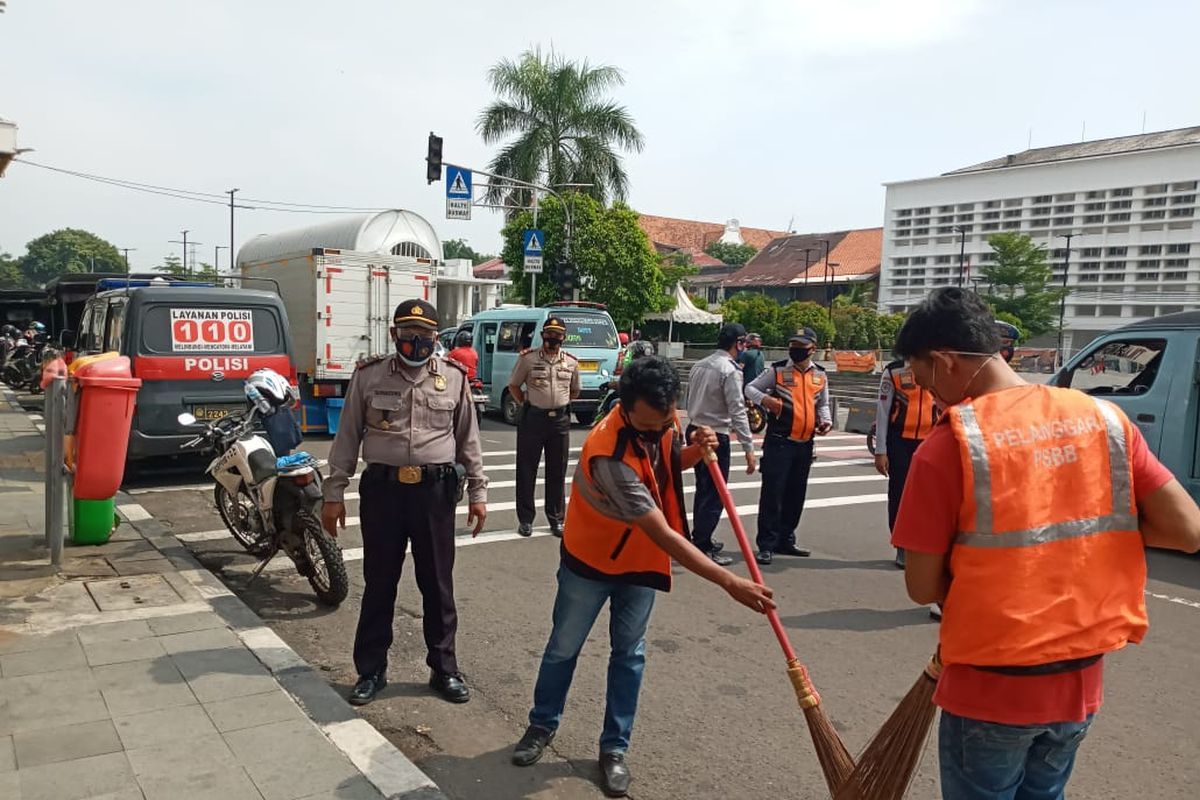 Operasi Yustisi di Tambora, Jakarta Barat, Sabtu (17/10/2020). Sejumlah warga yang kedapatan melanggar PSBB sedang melakukan sanksi sosial. Selain sanksi sosial, warga yang melanggar juga dapat membayar denda.
