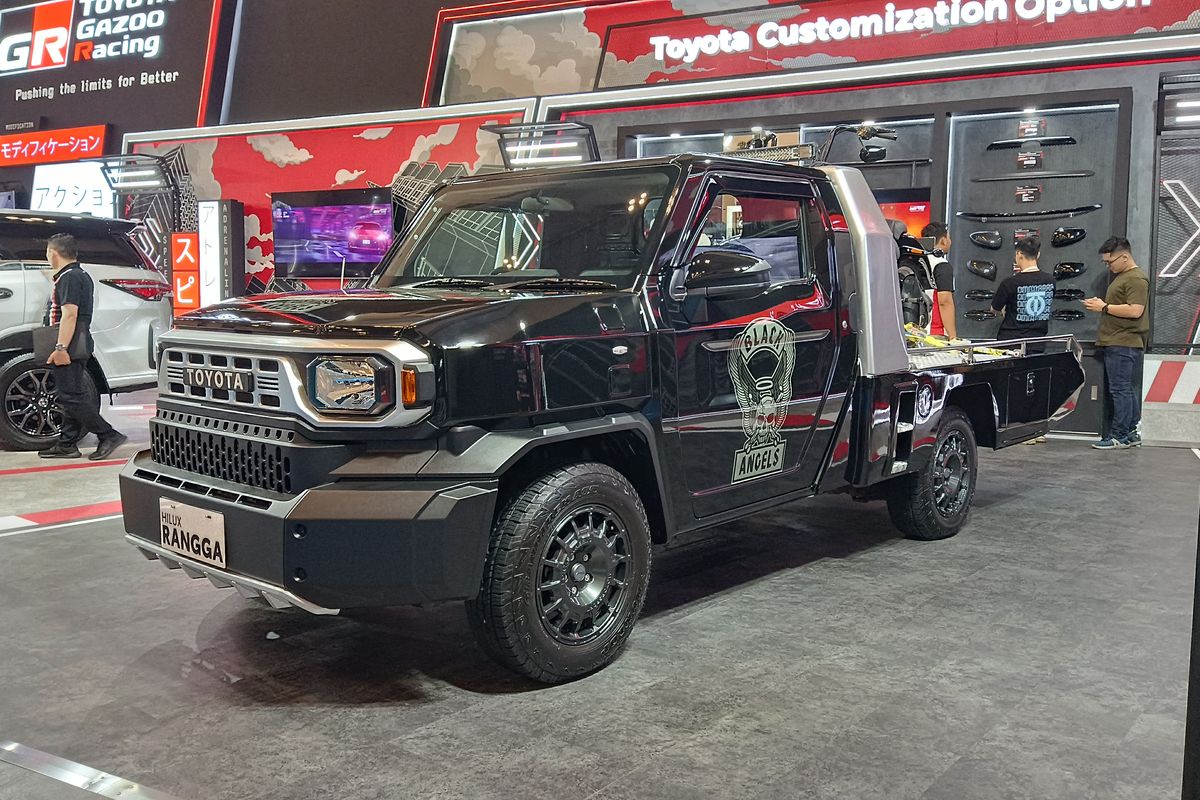 Toyota Rangga dengan aplikasi flat deck untuk towing motor