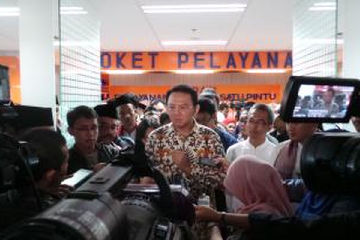 Gubernur DKI Jakarta Basuki Tjahaja Purnama marah-marah di kantor Badan Pelayanan Terpadu Satu Pintu (BPTSP) DKI, di Lantai 18, Balaikota, Jumat (2/1/2015).