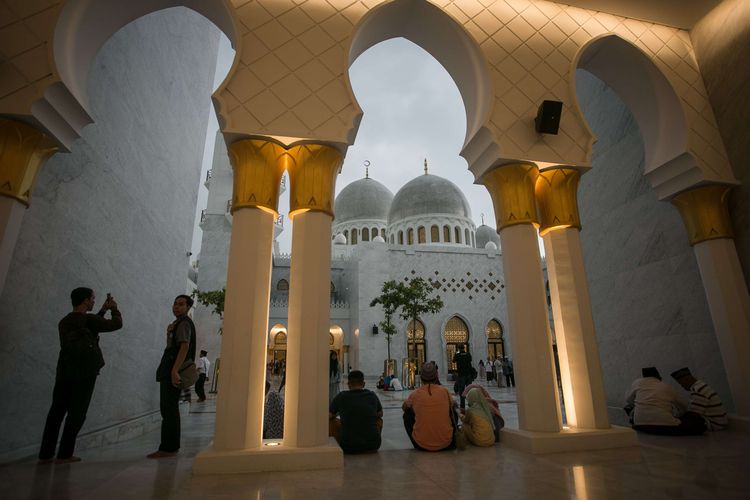 Sejumlah warga menunggu waktu berbuka puasa (ngabuburit) di Masjid Raya Sheikh Zayed, Solo, Jawa Tengah, Kamis (23/3/2023). Masjid Raya hadiah dari Presiden Uni Emirat Arab (UEA) Mohammed bin Zayed (MBZ) kepada Presiden Joko Widodo yang baru dibuka awal tahun 2023 tersebut ramai dikunjungi warga dan menjadi salah satu lokasi favorit untuk ngabuburit.