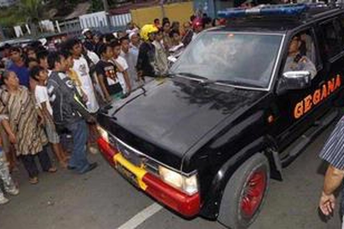 Tim Gegana Brimob Polri menuju lokasi ledakan bom di Kantor komunitas Utan Kayu di Jalan Raya Utan Kayu, Matraman, Jakarta Timur, Selasa (15/3/2011). Polisi mengeluarkan pernyataan resmi bahwa ledakan berkekuatan rendah berasal dari paket buku berisi bom. Seorang polisi dan satpam terluka dalam peristiwa ini. 