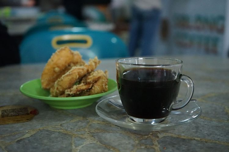 Secangkir kopi hitam di Kopi Solong, Ulee Kareng, Banda Aceh.