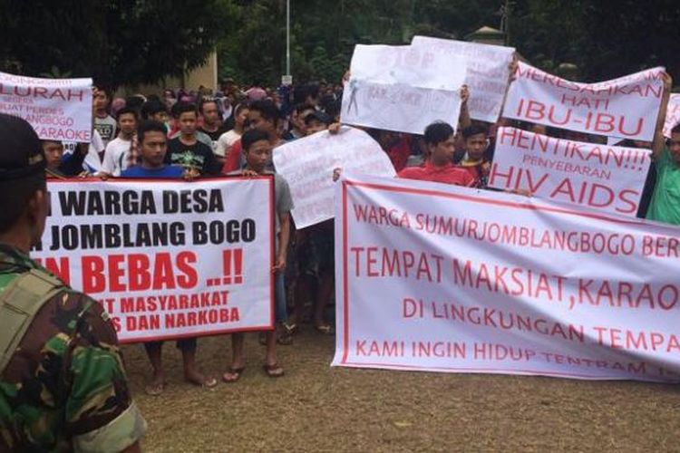 Ratusan warga Desa Sumurjomblangbogo, Bojong, Pekalongan, Jawa Tengah, menggelar unjuk rasa menuntut penutupan tempat karaoke di desanya karena meresahkan.