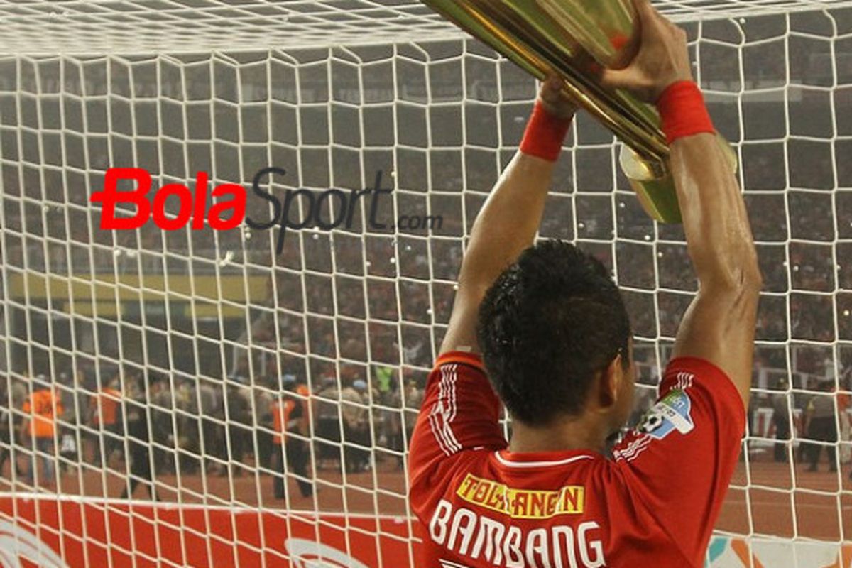 Penyerang senior Persija, Bambang Pamungkas mengangkat trofi juara Liga 1 2018 seusai mengalahkan Mitra Kukar pada pekan ke-34 Liga 1 2018 di SUGBK, 9 Desember 2018.
