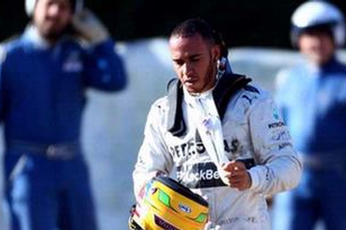 Pebalap Mercedes, Lewis Hamilton, tak mengalami cedera ketika mobil W04 yang dikendarainya menabrak pagar pembatas saat uji coba resmi pra-musim F1 2013 di Sirkuit Jerez, Rabu (6/2/2013).