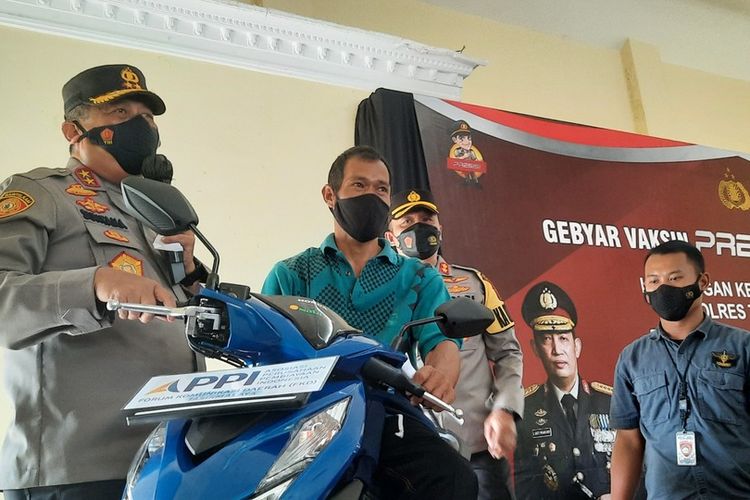 Seorang buruh bangunan asal Kota Tasikmalaya mendapatkan doorprize motor baru saat mengikuti vaksinasi oleh Kapolda Jabar di Kota Tasikmalaya, Kamis (9/12/2021).