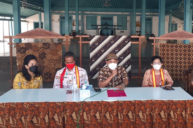 Konferensi pers peringatan Hari Batik Nasional 2021 di Keraton Solo, Jumat (1/10/2021).