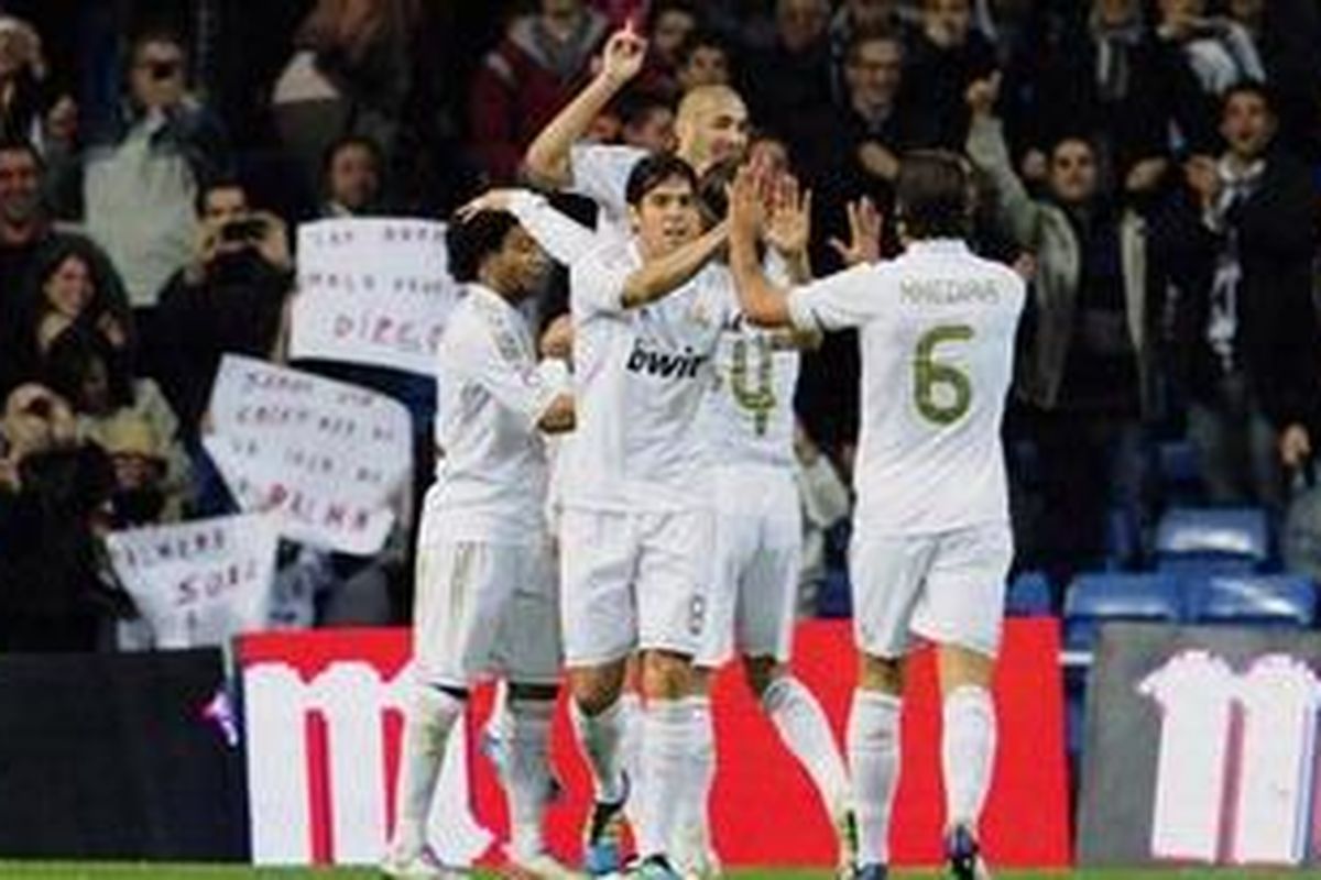 Karim Benzema merayakan golnya ke gawang Villarreal bersama Kaka, Marcello, Sergio Ramos, dan Sami Khedira. Madrid akhirnya menang 3-0 pada lanjutan Liga BBVA, Rabu atau Kamis (27/10/2011) dini hari WIB.