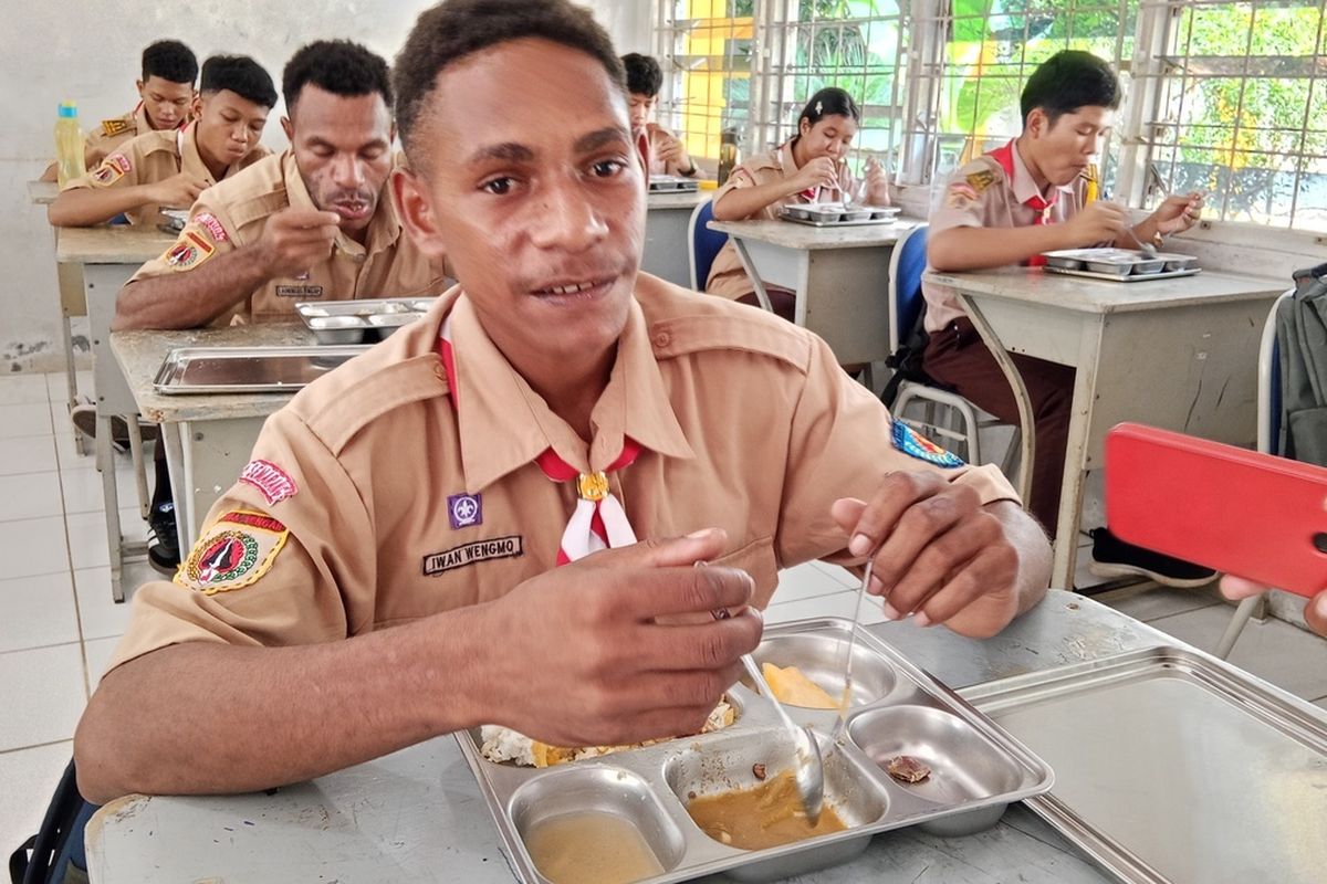 Nikmati Makan Bergizi Gratis, Pelajar Asal Papua di Semarang: Kalau di Rumah Makan Sekali Sehari