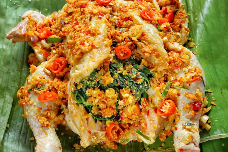 Ayam Betutu Tradisional Bali: Ayam Betutu yang lezat dan empuk, dibumbui dengan rempah-rempah khas Bali, disajikan dengan nasi putih dan sambal matah