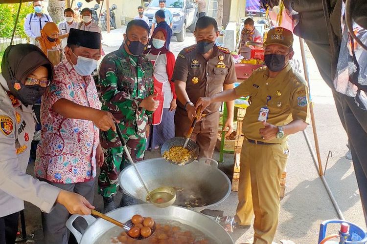 Anggota Forkompimda Kota Tegal saat meninjau dapur umum yang didirikan untuk mensuplai makanan siap saji bagi warga positif Covid-19 yang sedang isolasi mandiri, di halaman Mapolres Tegal Kota, Senin (21/6/2021)