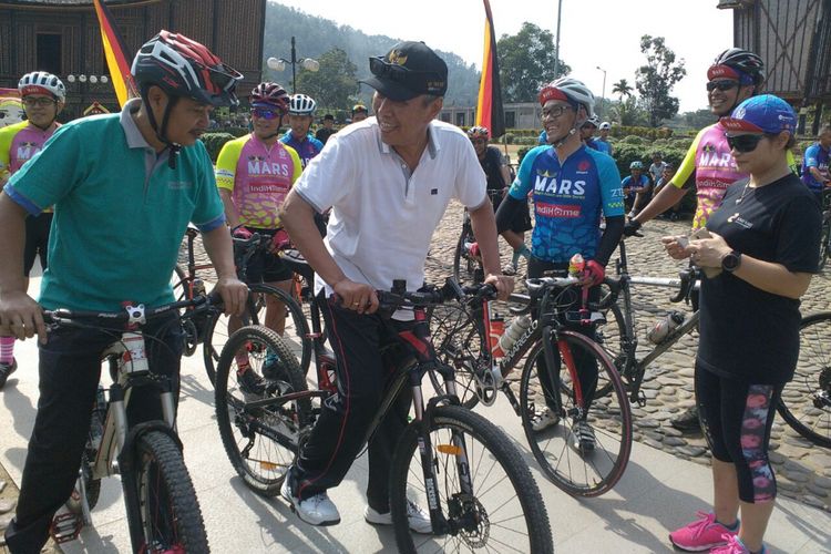 Bupati Kabupaten Tanah Datar, Irdinansyah (baju putih), saat menyambut para pesepeda yang terlibat dalam event MARS yang masuk pitstop kedua di Istano Basa Pagaruyung, Tanah Datar, Sabtu (28/7/2018).