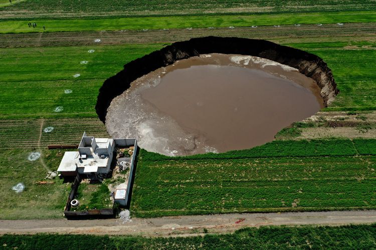 Sebuah lubang raksasa (sinkhole) dengan diameter sekitar 60 meter muncul di ladang petani di Meksiko tengah, mengancam menelan sebuah rumah di dekatnya.