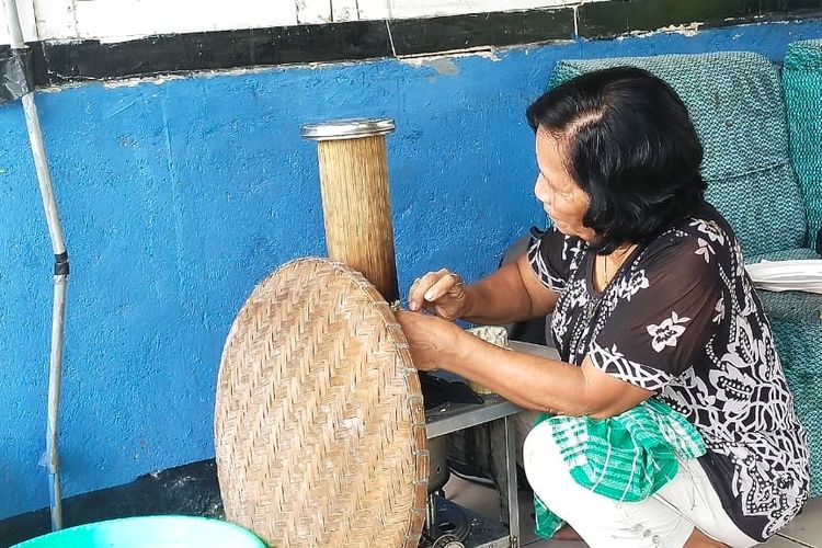 Kornelia Lahu Jumpa yang biasa disapa Mama Neli Jumpa (64), seorang ibu rumah tangga di Kampung Peot, Kelurahan Peot, Kecamatan Borong, Kabupaten Manggarai Timur, Provinsi Nusa Tenggara Timur merawat usaha mikro kecil dan Menengah (UMKM) pangan lokal bernama Jojong.